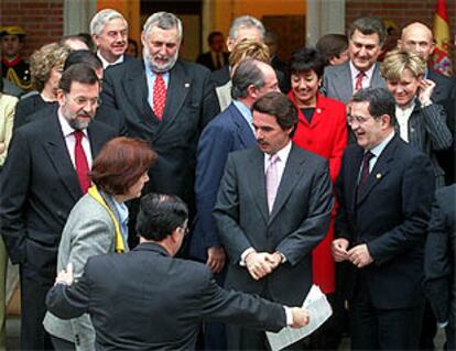 El presidente del Gobierno, José María Aznar, y el de la Comisión Europea, Romano Prodi, rodeados de comisarios y ministros en La Moncloa.