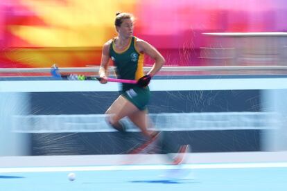 Dirkie Chamberlain, de Sudáfrica, corre hacia la bola en el partido de hockey entre Sudáfrica e Inglaterra en los Juegos de la Commonwealth, en Gold Coast (Australia), el 5 de abril de 2018.