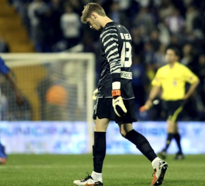 De Gea abandona el campo tras caer goleado ante el Hércules.