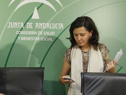 La consejera Mar&iacute;a Jes&uacute;s Montero con Natividad Cuende, directora de la Iniciativa en Terapias Avanzadas.