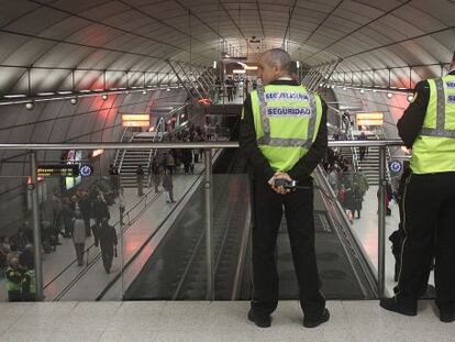 Dos guardias de seguridad vigilan una de las estaciones del metro de Bilbao.