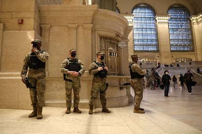 Miembros de la Guardia Nacional vigilan la estación Grand Central, en Manhattan, Nueva York, tras el suceso. “A las 8.27, la policía respondió a una llamada de emergencia de una persona que recibió un disparo en el metro” en el barrio de Sunset Park de Brooklyn, confirmó una fuente policial a la agencia France Presse.
