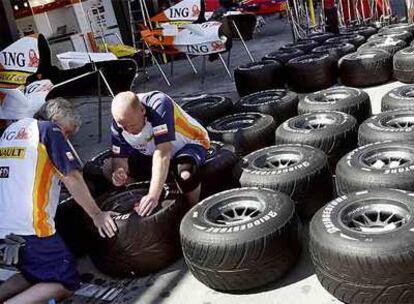 Los mecánicos de Renault trabajan en los neumáticos en la sesión de entrenamiento del viernes en Australia.