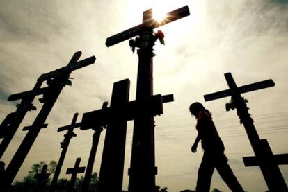 Una chica camina tras el funeral por dos mujeres asesinadas en Ciudad Juárez (México) en octubre de 2010.