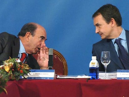 Botín, tapándose la boca, le hace comentarios a Rodríguez Zapatero en un acto de la Fundación de Estudios Financieros en 2005.