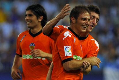 Joaquín celebra uno de sus goles con Banega y Pablo Hernández