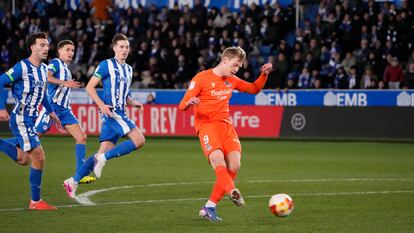 Orri Óskarsson chuta para marcar el tercer gol ante el Alavés en los cuartos de la Copa.