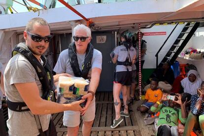 Richard Gere llevó paquetes de comida para los inmigrantes rescatados en el mar y la triupalción del 'Open Arms'.