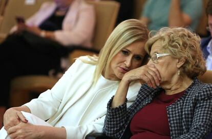 Cristina Cifuentes y Manuela Carmena en un acto hoy en la sede del Gobierno regional.