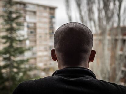 Un joven de origen extranjero en su residencia de Madrid, un piso pagado por una organizaci&oacute;n.