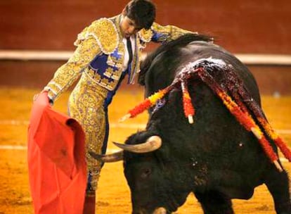 Rivera Ordóñez, en el sexto toro de la tarde ayer en la plaza de Valencia.