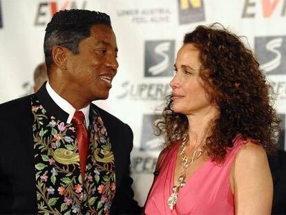 Andie MacDowell ha presentado la gala de los premios humanitarios Save the World en Viena. Jermaine Jackson, hermano de Michael Jackson ha recogido el galardón honorífico dedicado al músico y ha destacado el lado humano del cantante. Carl Lewis, Greenpeace y la ONG Aldeas Infantiles, también han sido premiados.