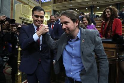 Pedro Sánchez saluda a Pablo Iglesias tras la votación en el Congreso de los Diputados.