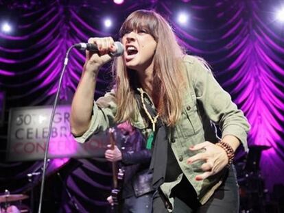 Parece que a Cat Power, que acaba de publicar el disco de versiones, <i>Dark End Of The Street</i>, le quedó un buen recuerdo tras protagonizar, hace dos años, una campaña publicitaria de joyas de Chanel. Y es que la cantante estadounidense ha sido fichada otra vez para promocionar una marca de moda, esta vez nada menos que de la próxima temporada de Levi's. La campaña, que se inspira en Patti Smith, Suzy Quatro, Chrissie Hynde y Chan Marshall, cuenta con fotos de la cantante tomadas por la fotógrama Katia Rahwles.