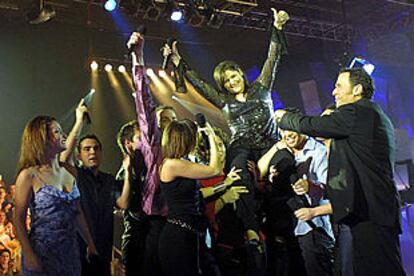 La cantante ganadora Rosa es llevada a hombros por sus compañeros del concurso televisivo "Operación Triunfo" tras conocerse su victoria.