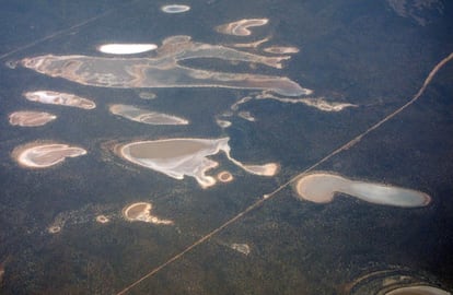 A road passes salt pans and dams scattered across drought effected farmland in Western Australia, November 12, 2015. A pioneering Australian scheme to improve the management of water in the world's driest inhabited continent is facing its first real test as an intensifying El Nino threatens crops and builds tensions between farmers and environmentalists. An El Nino, a warming of sea-surface temperatures in the Pacific, is already causing drought and other extreme weather, affecting millions of people across parts of the world, and experts warn that the intensifying weather pattern could emerge as one of the strongest on record.     REUTERS/David Gray