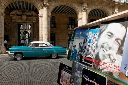 Un Mercury Monterey de 1955 frente al Palacio de los Capitanes, en La Habana Vieja.