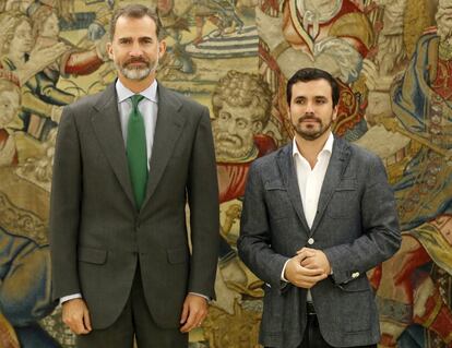 El rey Felipe VI recibe al coordinador federal de IU Alberto Garzón (d), en el Palacio de la Zarzuela, en la primera jornada de esta nueva ronda de contactos para buscar candidato a la investidura. 