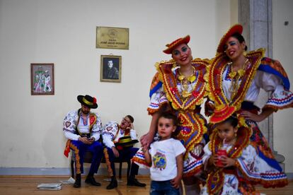 Unas mujeres y unos niños vestidos con los trajes tradicionales de Lisboa.