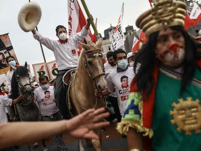 El candidato presidencial de Perú Pedro Castillo monta a caballo en el cierre de campaña, el 8 de abril.