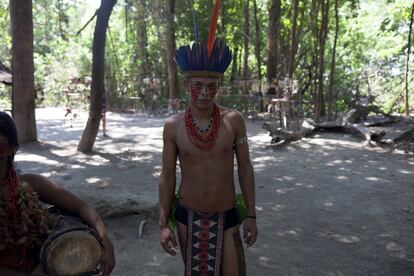 Debido al contacto con las personas no indígenas, muchas comunidades han ido perdiendo su identidad. Algunas ONGs y entidades locales culturales les ayudan a recuperar y poner en valor algunas de sus tradiciones, como la música.