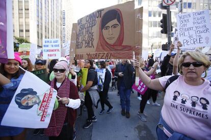 Manifestantes de la Marcha de la Mujer en Los Ángeles.