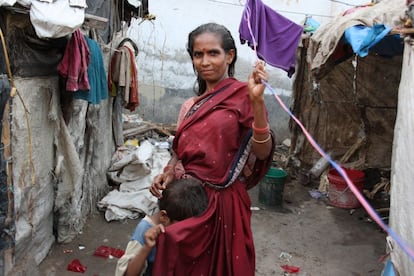 Una mujer dalit junto a su hijo en su chabola del barrio de Sigra, en Varanasi.