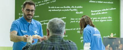 Voluntarios de La Caixa colaboran en un comedor social. 