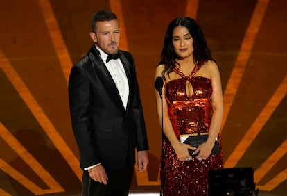 Los actores Antonio Banderas y Salma Hayek presentan el premio a la mejor película internacional. 