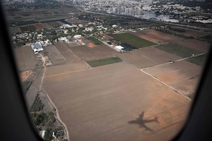 La sombra del avión presidencial estadounidense se proyecta sobre territorio israelí mientras se aproxima al aeropuerto Ben Gurion de Tel Aviv.