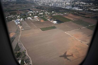 La sombra del avión presidencial estadounidense se proyecta sobre territorio israelí mientras se aproxima al aeropuerto Ben Gurion de Tel Aviv.