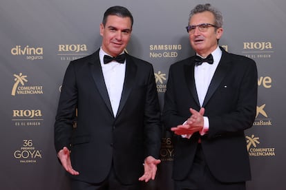 El presidente del Gobierno, Pedro Sanchez, y el presidente de la Academia de Cine, Mariano Barroso, en Valencia.