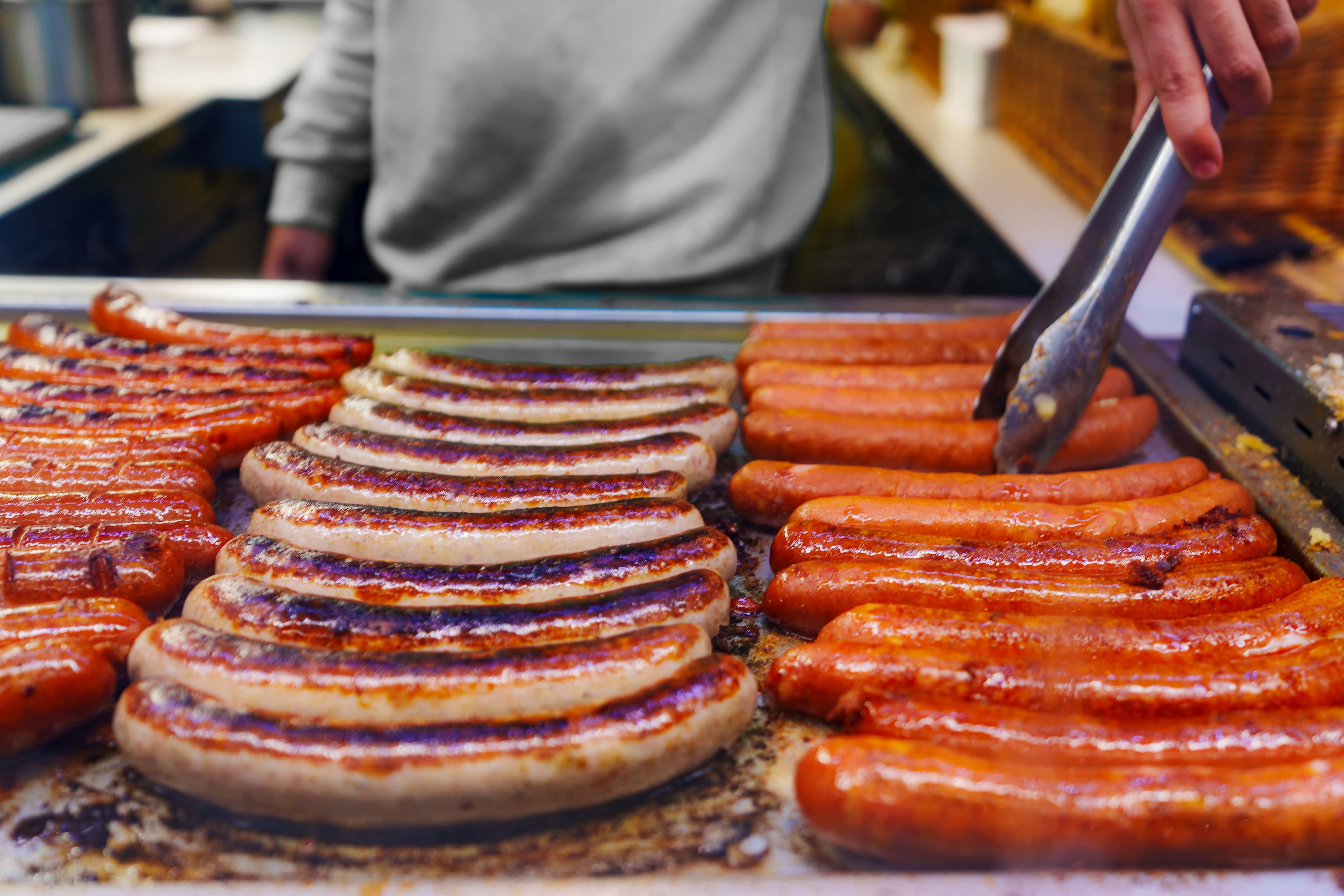 ¿Comer salchichas es tan cancerígeno como fumar? Mitos y verdades de embutidos y fiambres