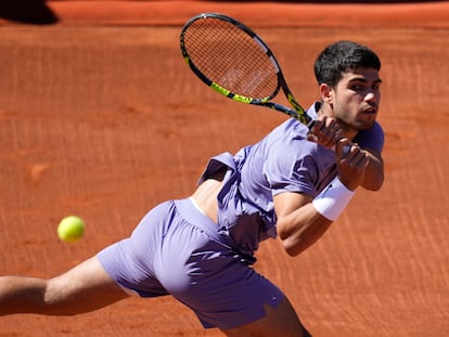 Carlos Alcaraz, durante la final del Godó ante el danés Holger Rune.