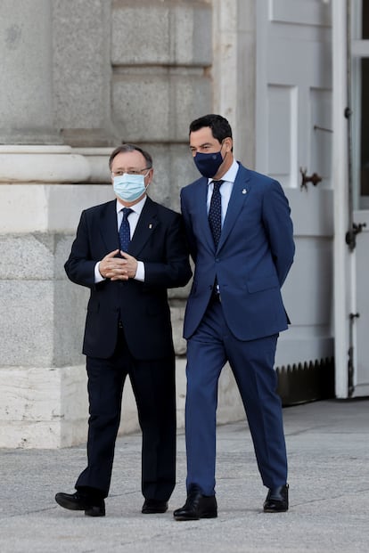 Los presidentes de Ceuta, Juan Jesús Vivas, a la izquierda, y de Andalucía, Juan Manuel Moreno, este jueves en el homenaje en Madrid a las víctimas del coronavirus.