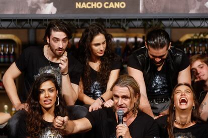 Nacho Cano, en el centro con un micrófono, rodeado de miembros del reparto de 'Malinche', durante la presentación de la producción el 7 de septiembre en Madrid.
