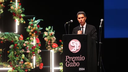 José Zamora, hijo del periodista José Rubén Zamora, lee el discurso de su padre, durante la ceremonia de premiación en Bogotá, el día 5 de julio de 2024.