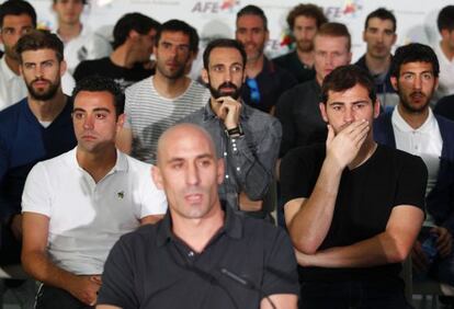 Luis Rubiales, president de l'AFE, amb Xavi i Casillas, al darrere, durant l'última reunió del sindicat.