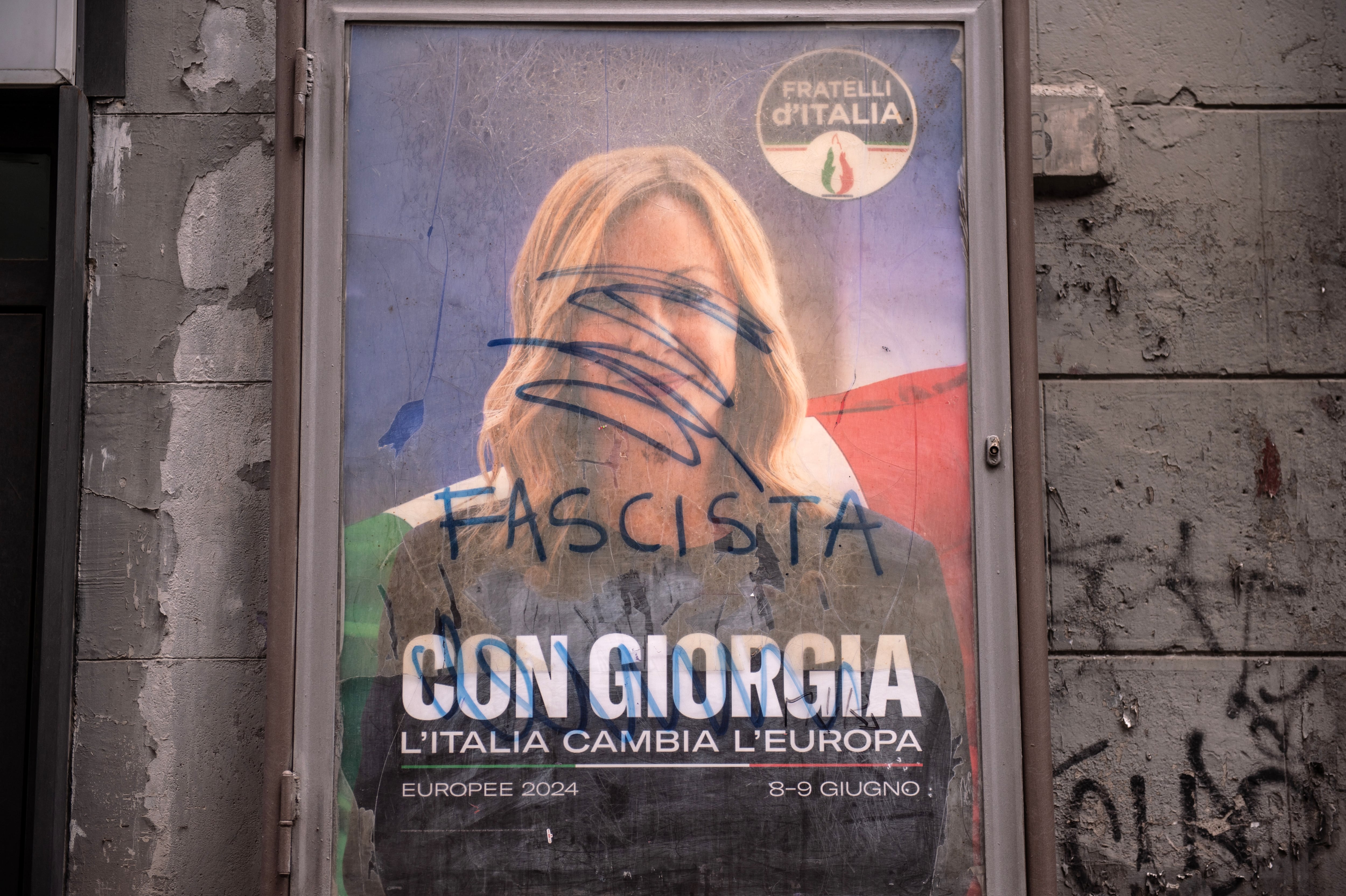 Un póster de Giorgia Meloni para las elecciones europeas de 2024 modificado con la escrita 