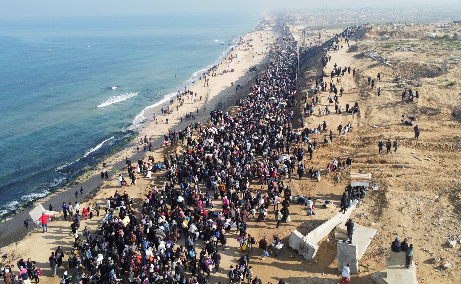 El regreso de miles de personas al norte de la franja de Gaza, en ...