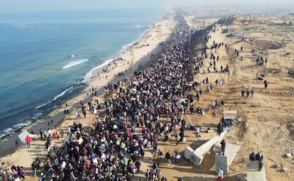 Vista aérea del regreso a casa de que han emprendido centenares de familias gazatíes este lunes.