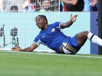 Sterling se lamenta de una acción no señalada durante el duelo ante el Forest.