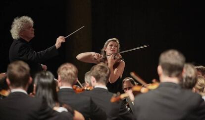 La violinista Janine Jansen toca el &#039;Concierto para viol&iacute;n&#039;, este lunes en el Palacio de Carlos V de Granada.