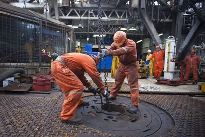 Trabajadores en una plataforma del Golfo de M&eacute;xico. 