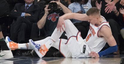 Kristaps Porzingis, de los New York Knicks forward, se toca la rodilla despu&eacute;s de caer lesionado, este martes en el Madison Square Garden.