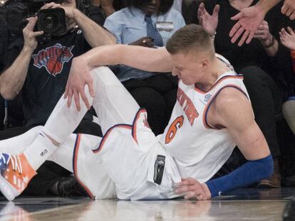 Kristaps Porzingis, de los New York Knicks forward, se toca la rodilla despu&eacute;s de caer lesionado, este martes en el Madison Square Garden.