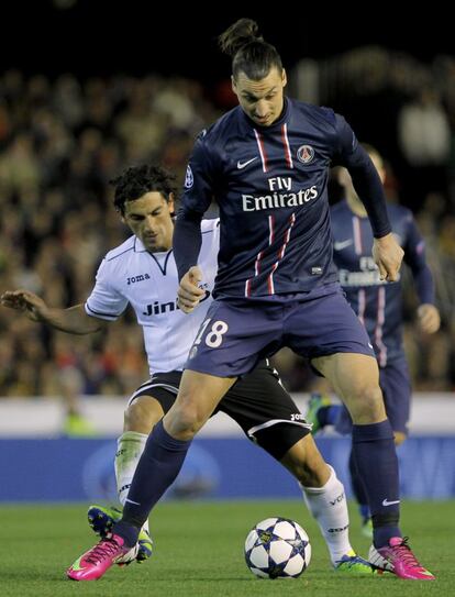Ibrahimovic cubre el balón ante Tino Costa.