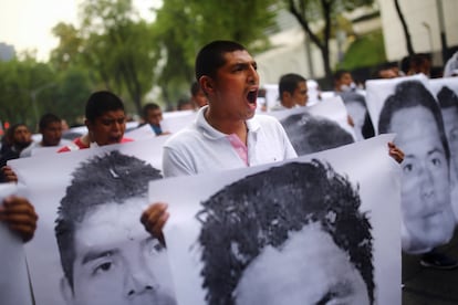 Manifestación en el sexto aniversario de la desaparición de los estudiantes normalistas de Ayotzinapa, en Ciudad de México, en octubre de 2020.