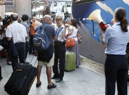 Personal del AVE informa a los viajeros que debían viajar entre Madrid y Sevilla/ Málaga y están afectados por el corte del servicio
