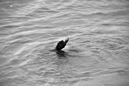 Imagen que abre So&ntilde;adores, con un hombre ba&ntilde;&aacute;ndose en una laguna de Antula (Bissau).